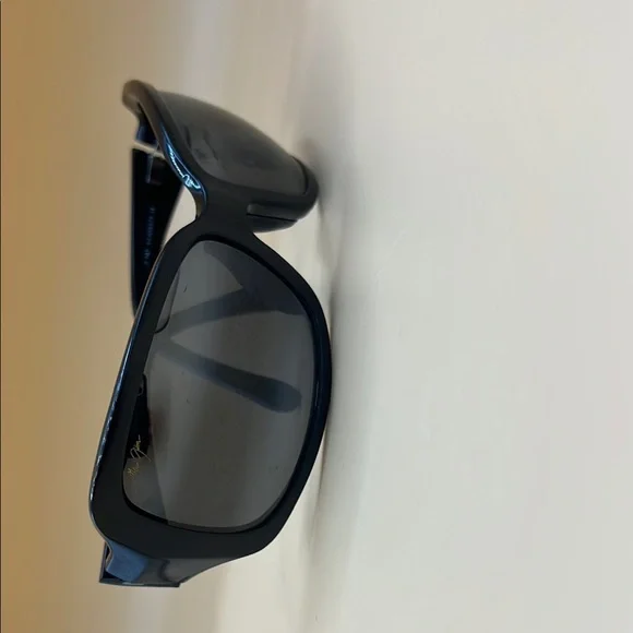Used - Maui Jim MJ201-02 Black / Grey 
Sunglasses - Picture 5 of 13